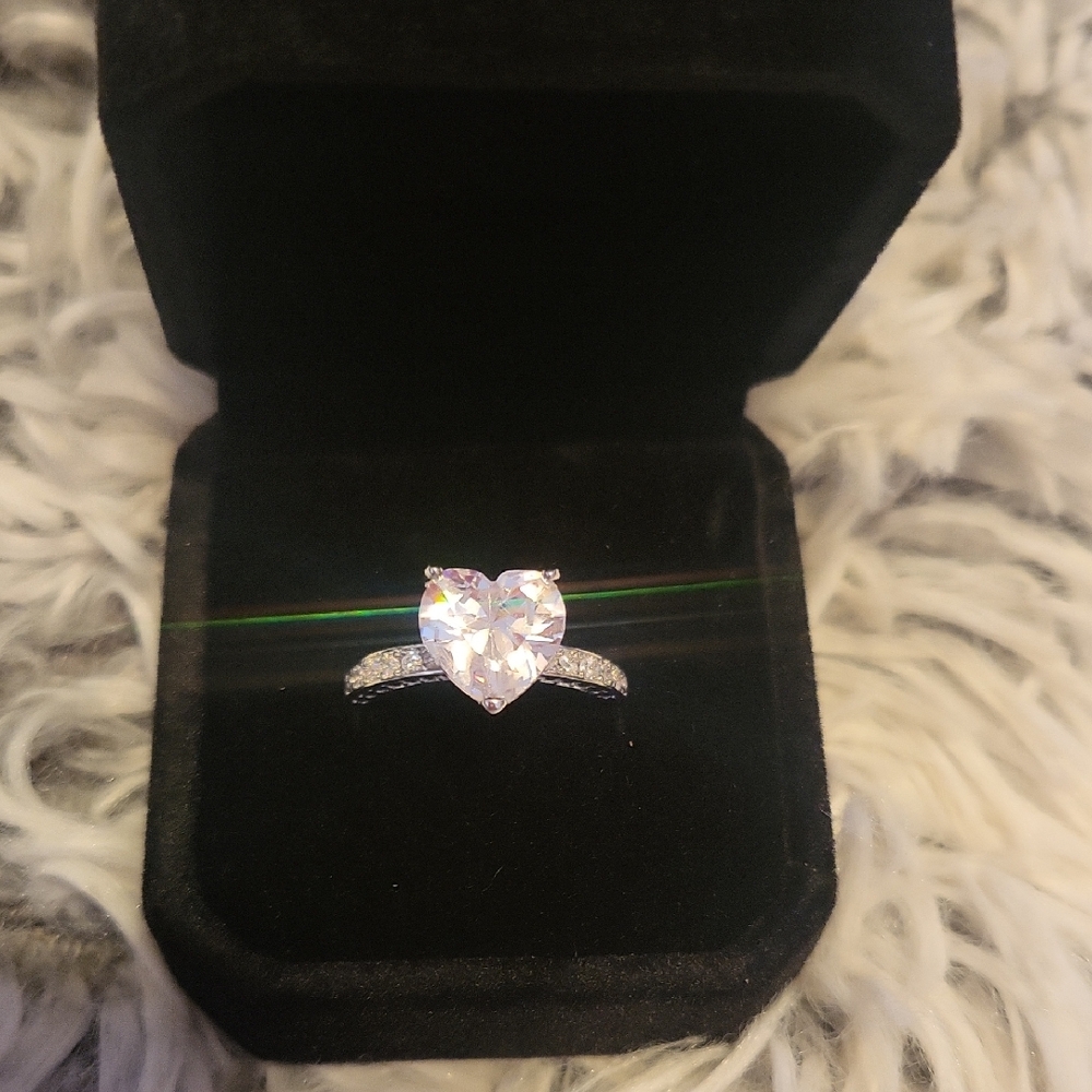 Heart-Shaped Silver Ring with Crystal Accents🌹🌷🌺💐🪷